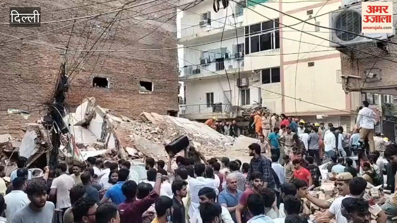 Building collapses in Delhi Moti Bagh many people feared trapped
