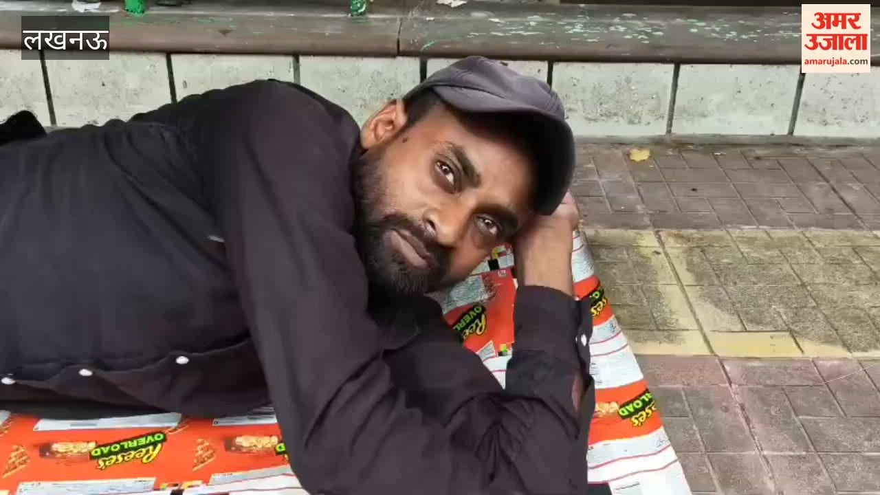 लखनऊ में केजीएमयू के बाहर डॉक्टरों के इंतजार में समय बिता रहे मरीज और तीमारदार