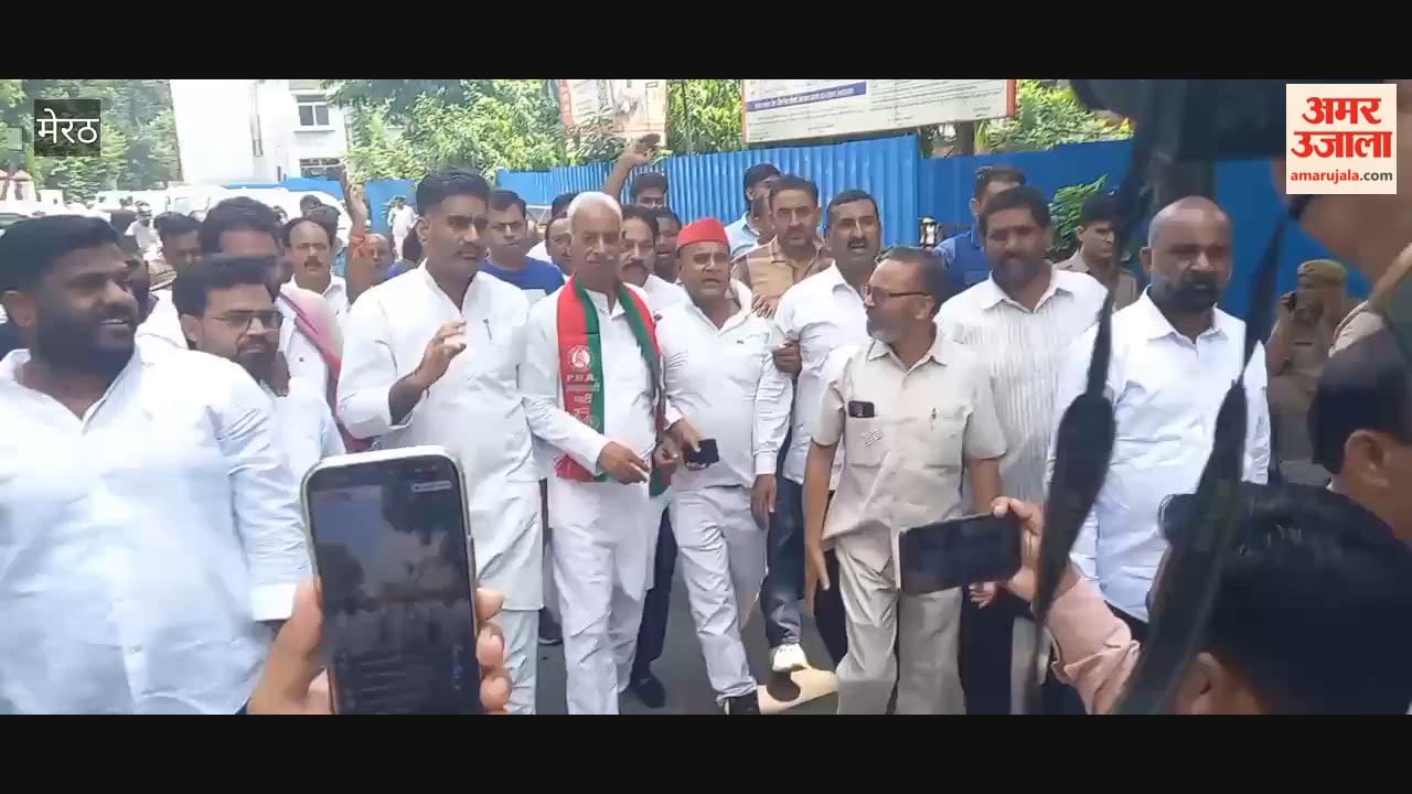 Meerut: SP Workers Protest at Collectorate Over Civic Issues in Shyam Nagar, Fatehllapur and Tarapuri; Oppose Saharanpur Mosque Demolition
