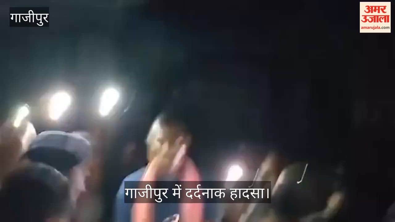 Road blockade at Kadipur Chatti following deaths of two youths in road accident in Ghazipur