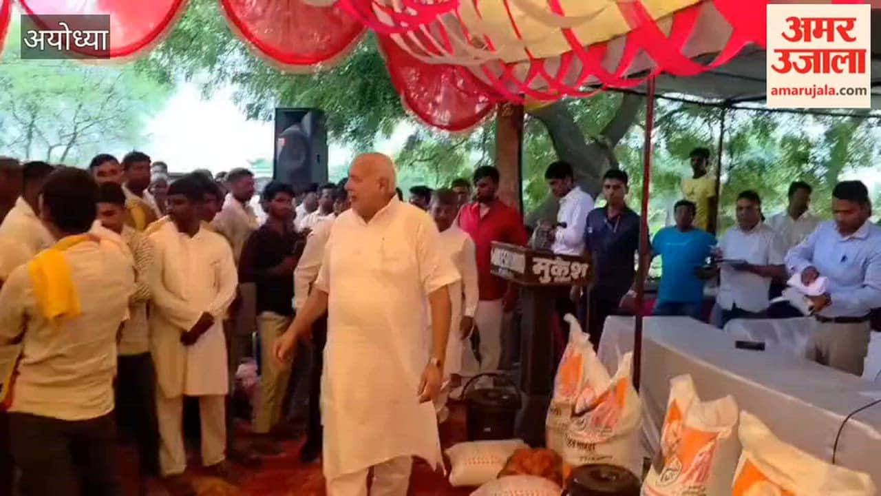 अयोध्या: बाढ़ पीड़ित 150 परिवारों को बांटी राहत किट, अब तक 2000 किट वितरित
