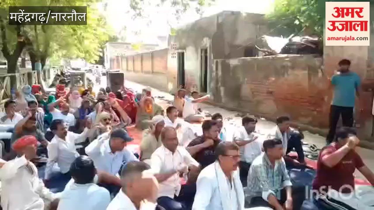 The strike by sanitation workers in Narnaul continued for the 34th day; the workers did not accept the notices.