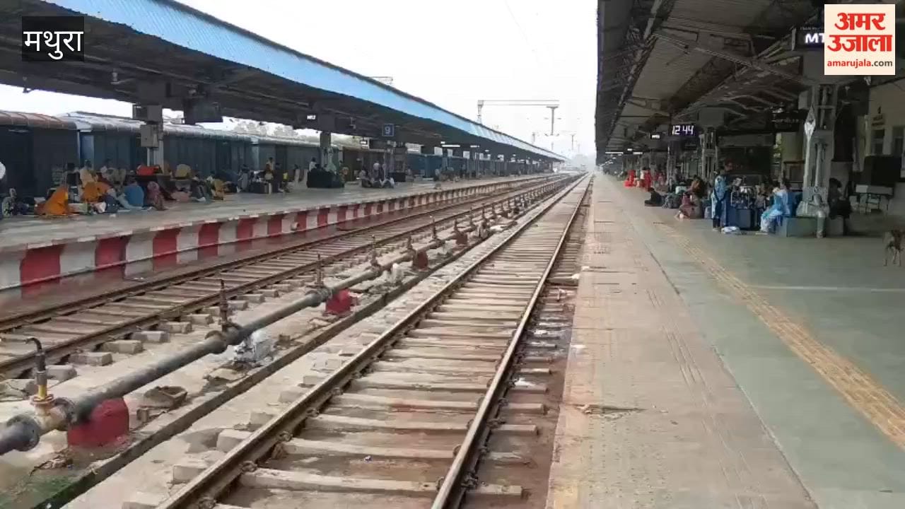 Travelers returning from Mathura after Janmashtami crowds at station