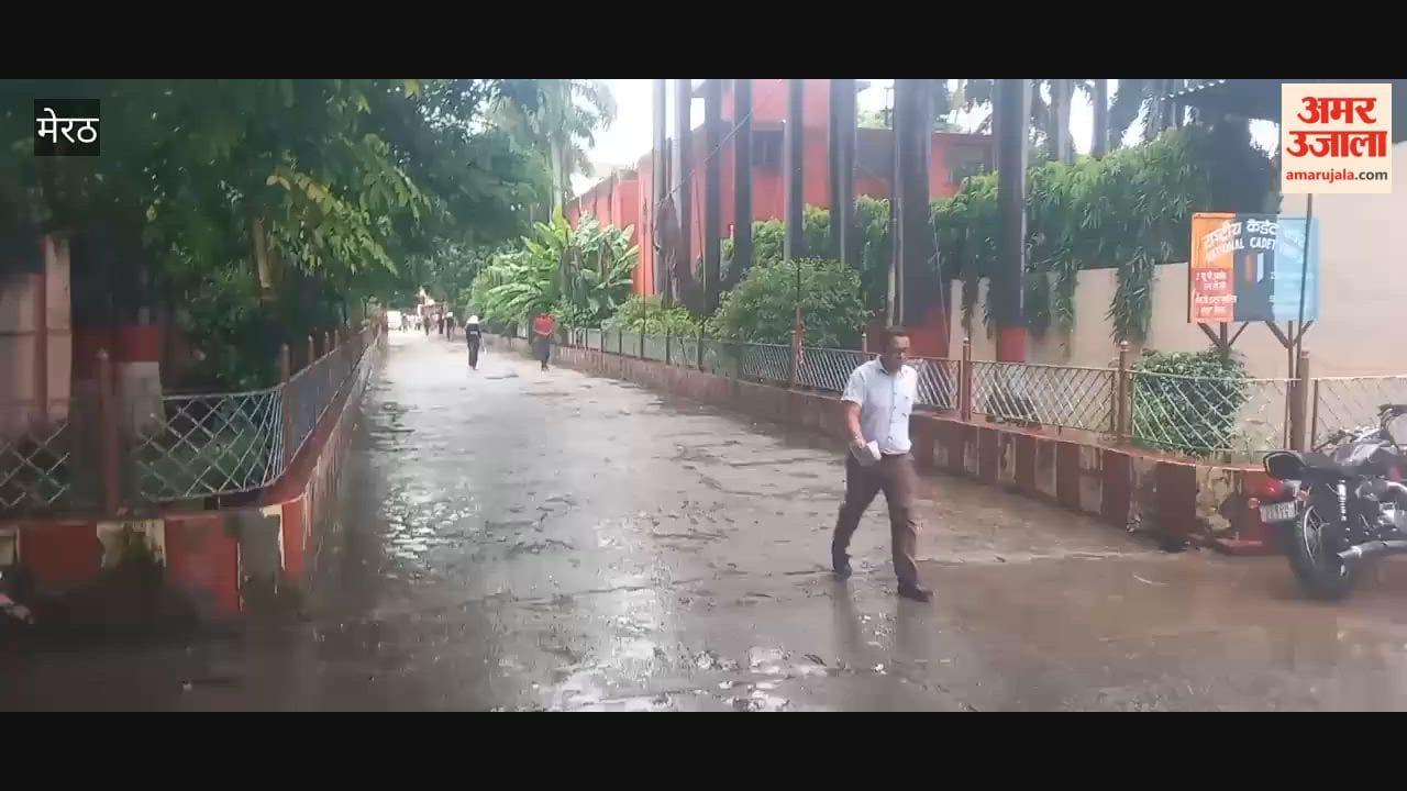 Meerut: Exam held at SD Sadar; examinees left drenched in the rain.