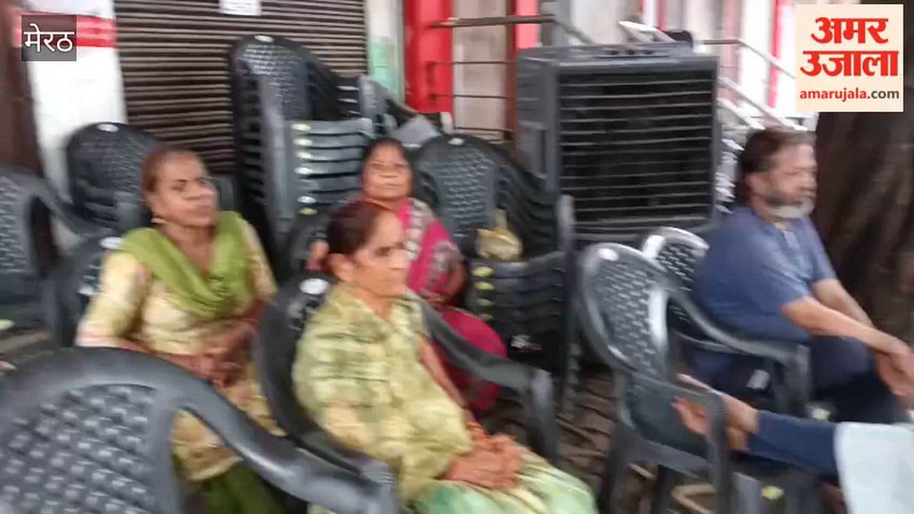 Meerut: Women's protest continued in Shastri Nagar Sector-2 despite the rain.