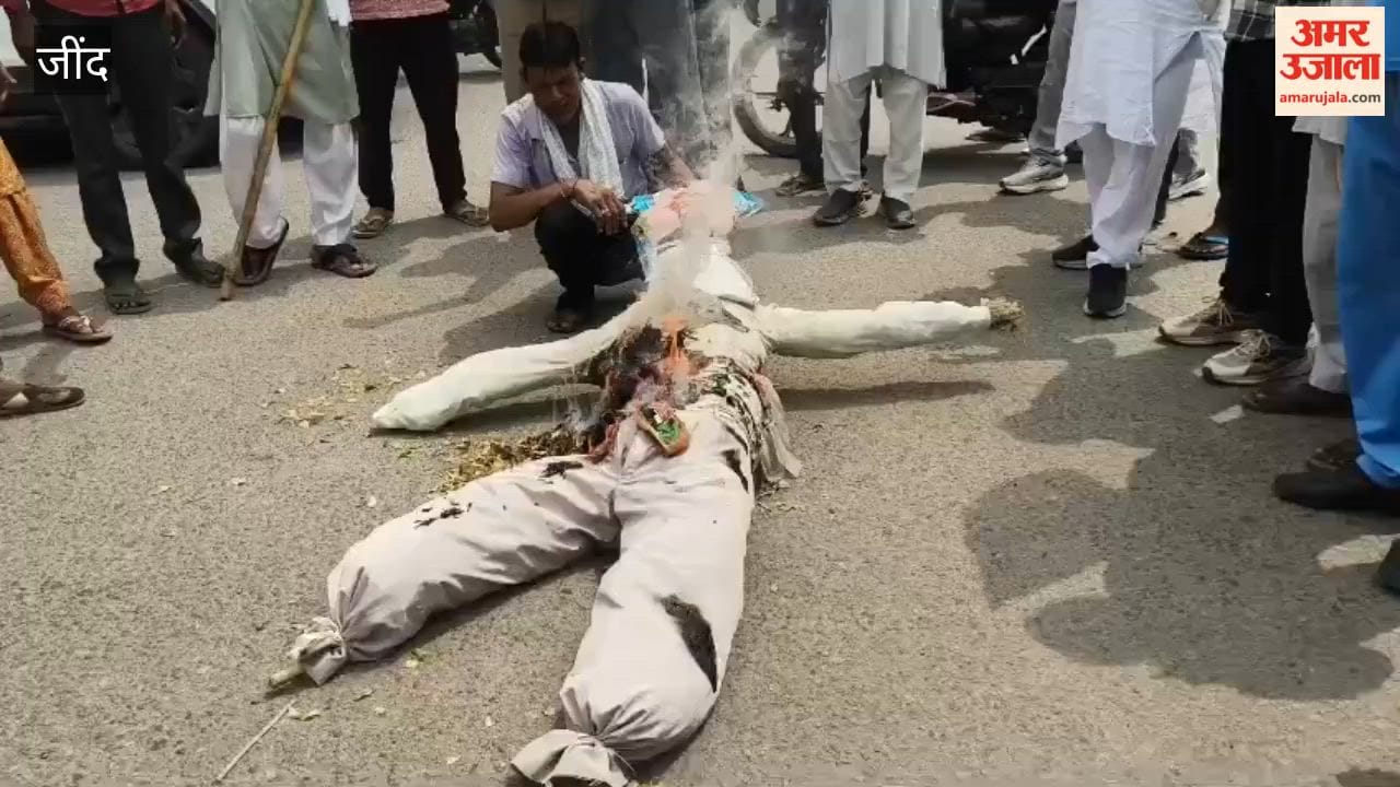 CITU burns effigy of the government in Jind in support of sanitation workers.