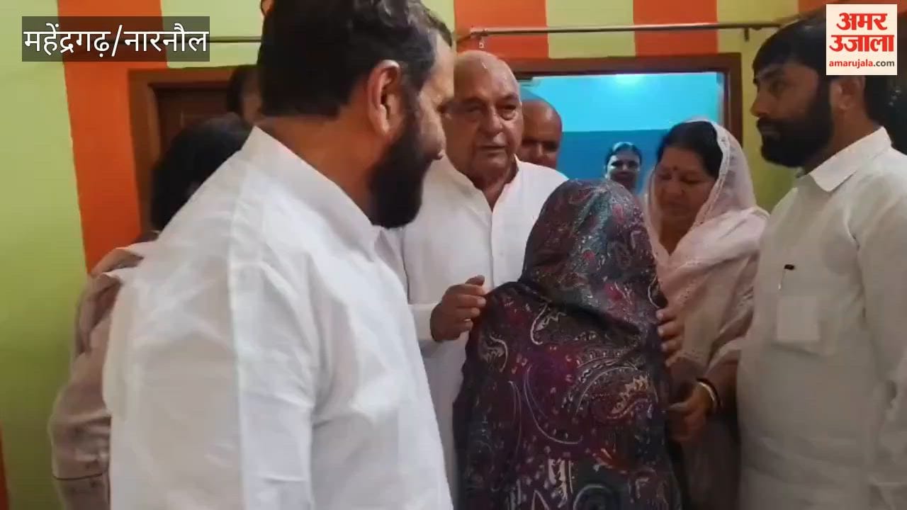 Former Chief Minister Bhupinder Singh Hooda visited Nangal Chaudhary and paid tribute to the late Chaudhary Malaram, a former classmate.