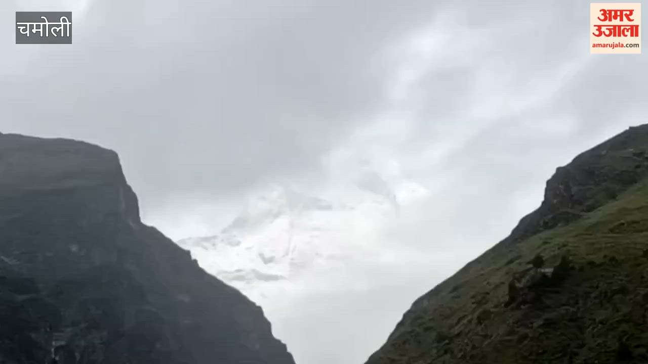 High peaks of Badrinath Dham begin to get covered in snow; temperatures drop