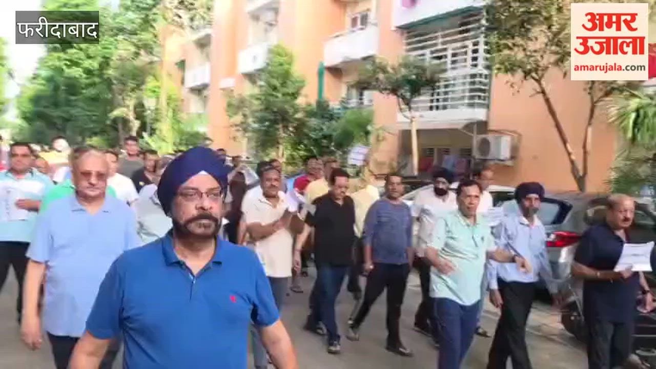 Residents of Park Floor II society protest against builder