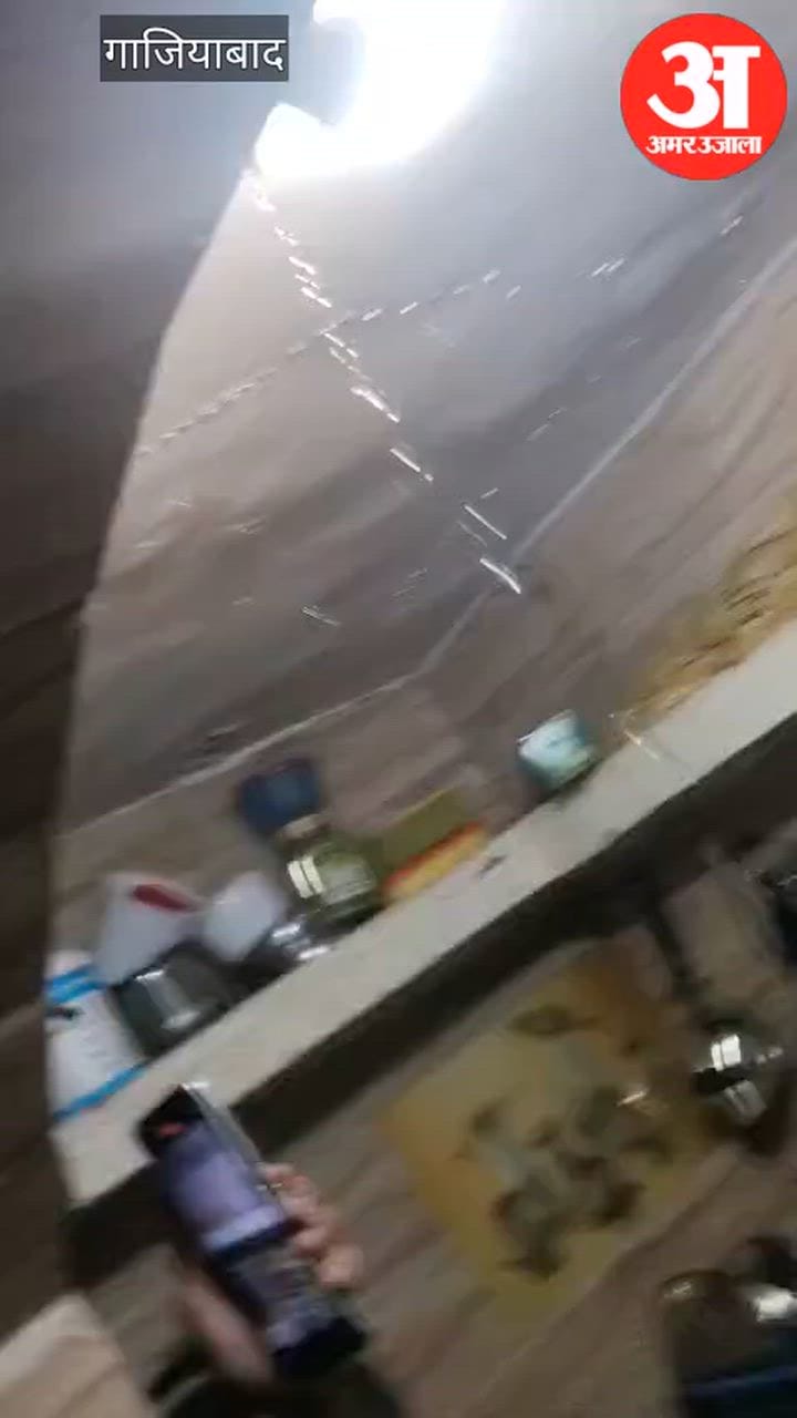 जर्जर फ्लैटों में डर के साये में जिंदगी, छत से टपक रहा पानी