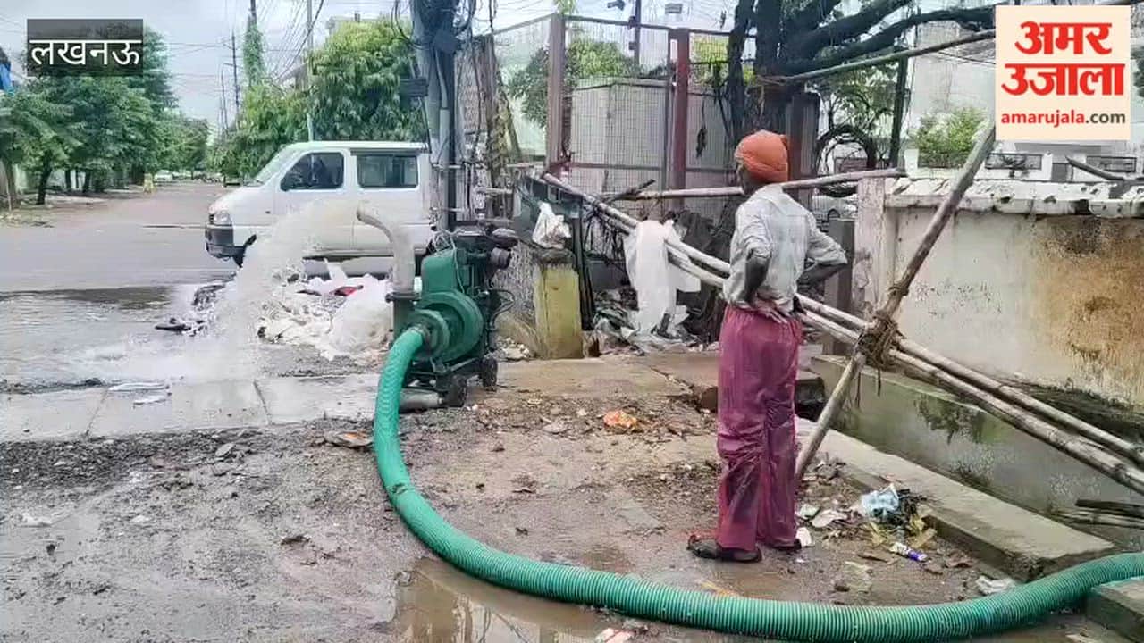 लखनऊ में जलभराव से राहत के नाम पर सीधे मुख्य सड़क पर बहाया जा रहा नाली का पानी