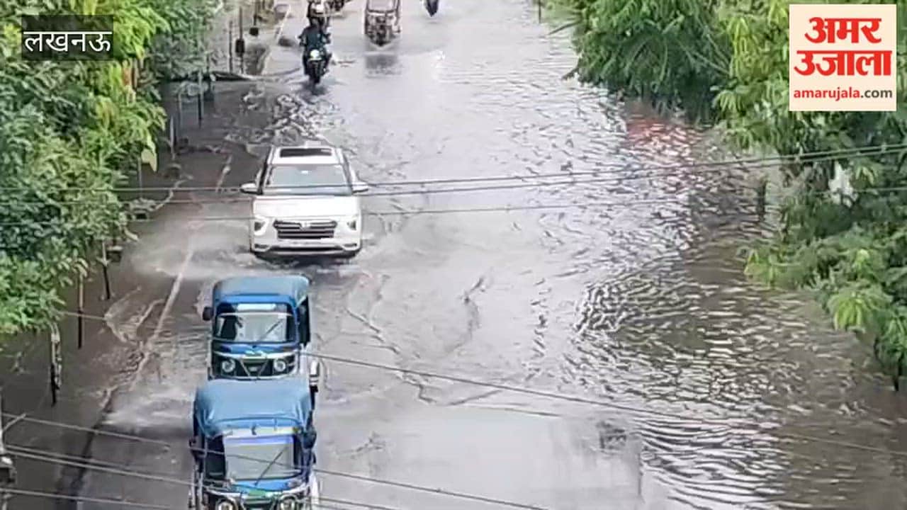 लखनऊ में बारिश के बाद गोमती नगर के सिनेपोलिस मॉल के बाहर जलभराव