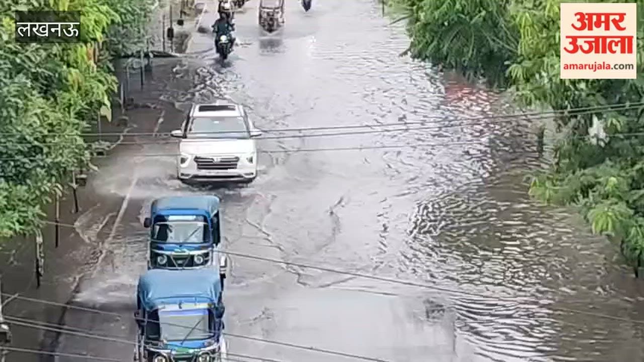 लखनऊ में बारिश के बाद गोमती नगर के सिनेपोलिस मॉल के बाहर जलभराव