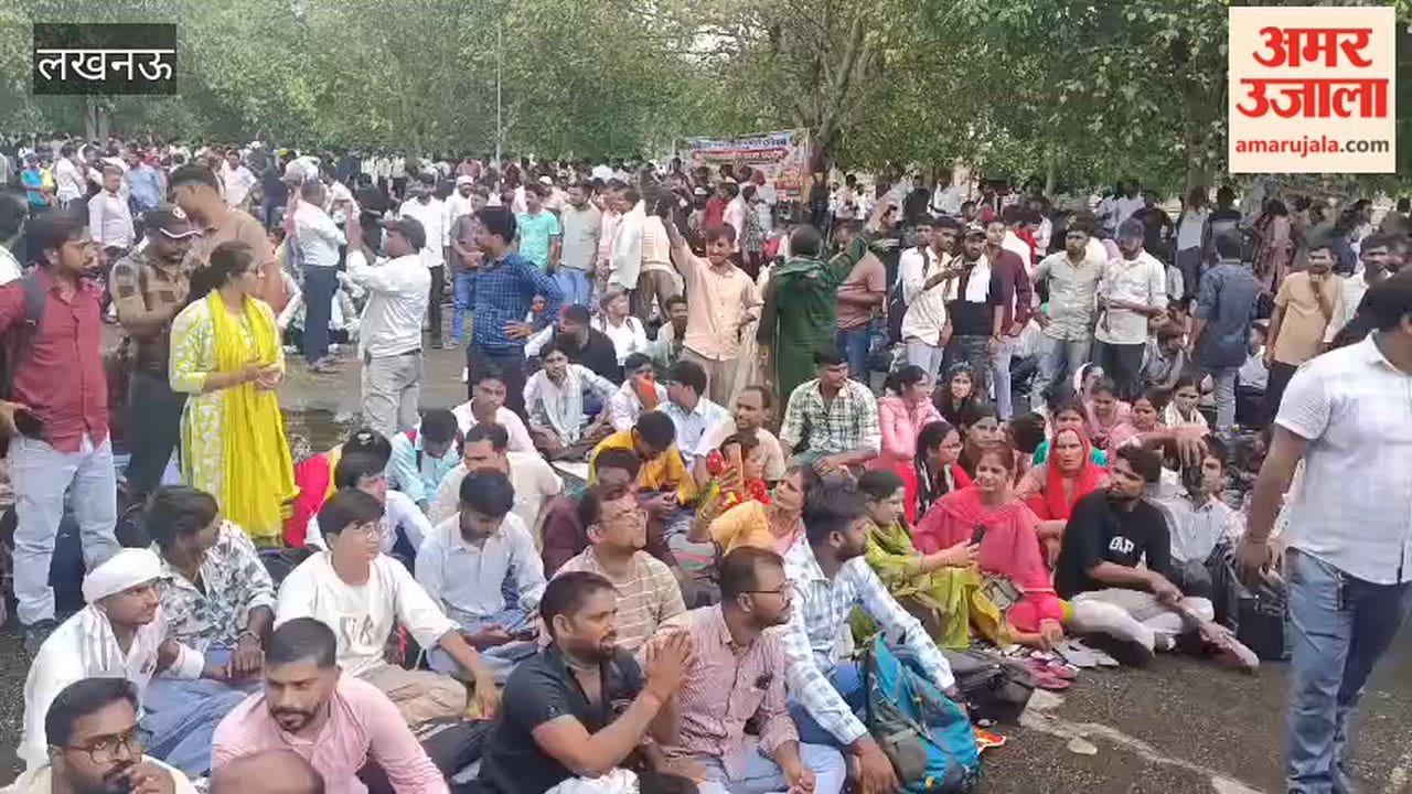 मानदेय बढ़ाने की मांग को लेकर पंचायत सहायक लखनऊ के इको गार्डन में कर रहे प्रदर्शन