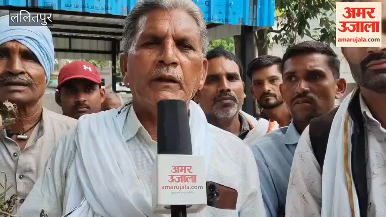 Farmers reach Collectorate with rain-damaged crops, recount their plight.