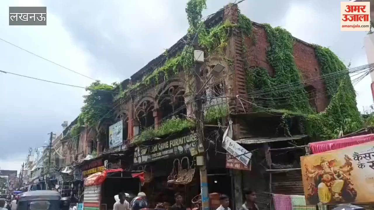 लखनऊ में जर्जर इमारतों में रह रहें लोग, चल रही बाजार