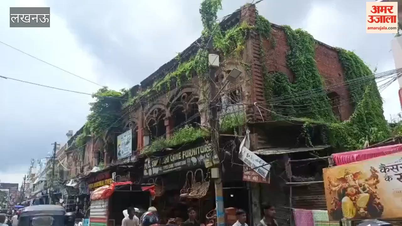 लखनऊ में जर्जर इमारतों में रह रहें लोग, चल रही बाजार