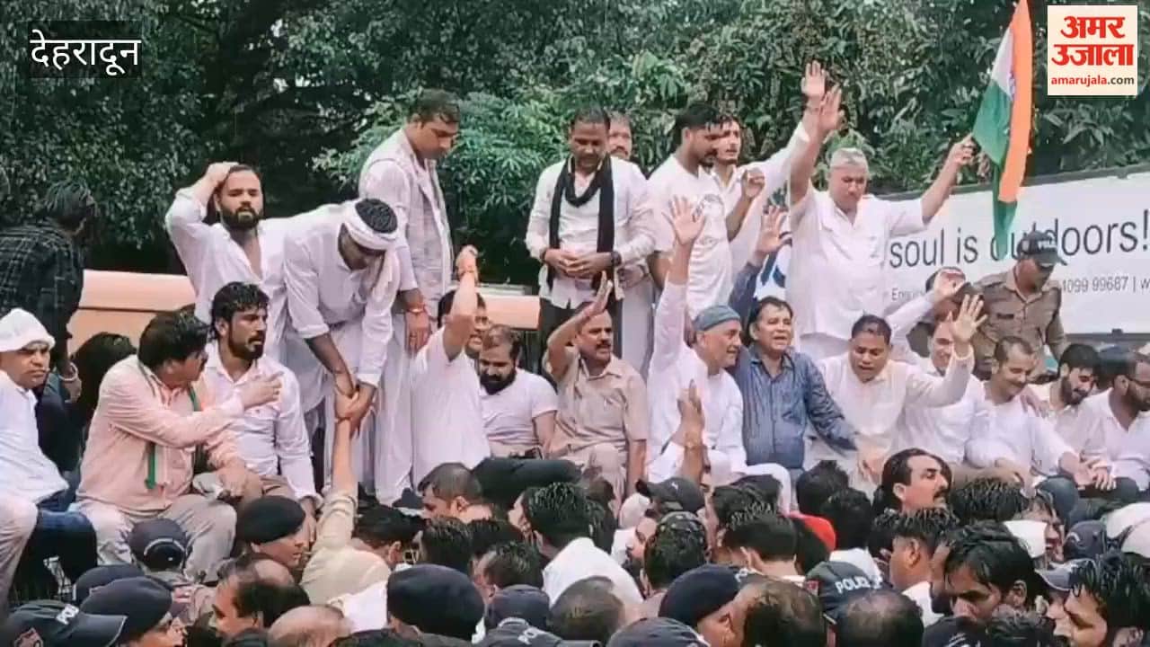 Dehradun Congress members set out to lay siege to the CM's residence amidst rain; staged a protest by climbing the barricades