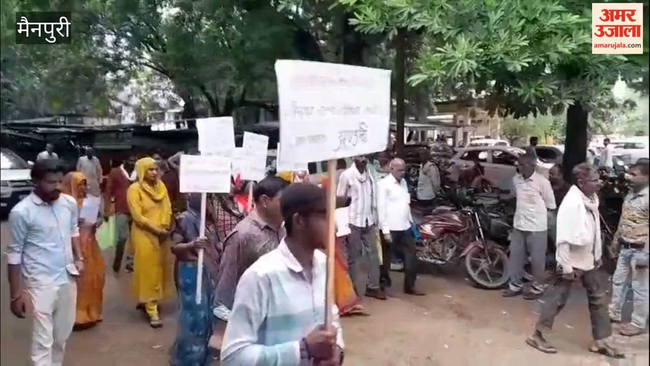 Women and villagers staged a protest against the Lekhpal.