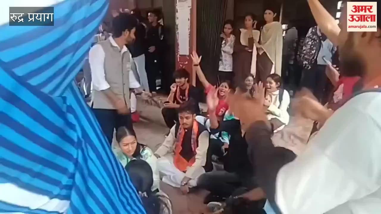 Rudraprayag:ABVP and NSUI protest after 10-day assurance remains unfulfilled; three students on hunger strike