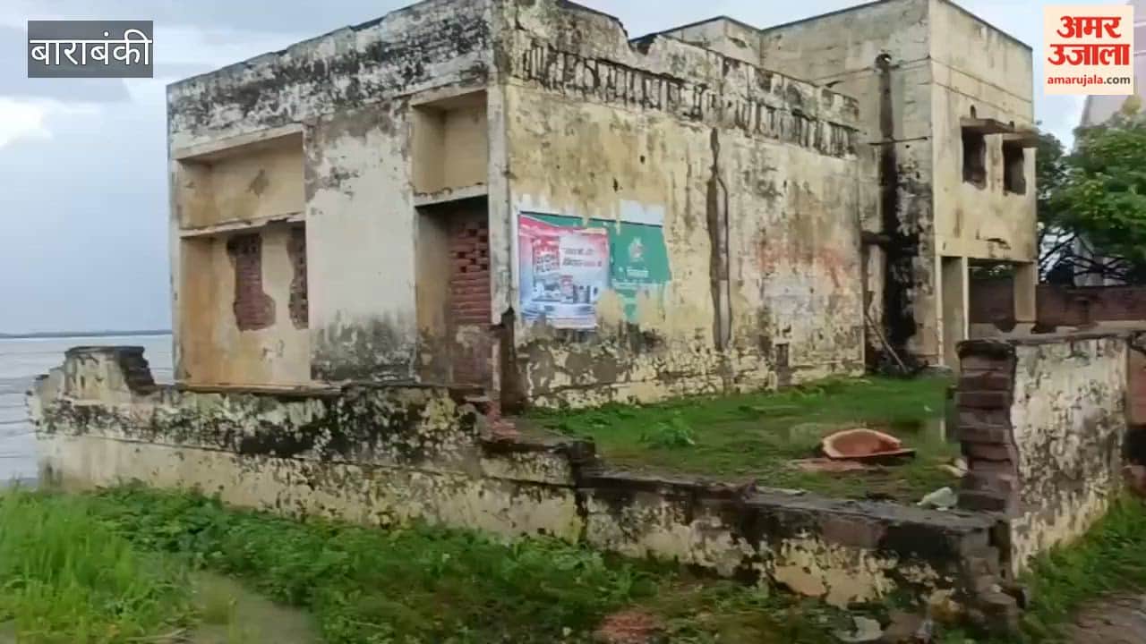बाराबंकी: सरयू के कटान से हेतमापुर  में दहशत, 10 परिवारों ने तोड़े मकान