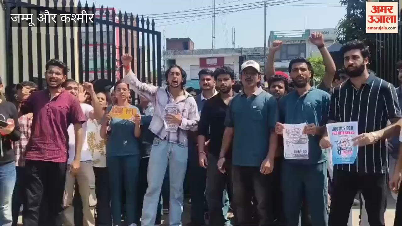 Veterinary students protest at SKUAST gate over non-receipt of honorarium for eight months