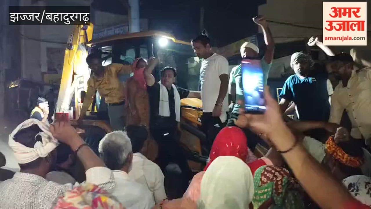 Standoff between sanitation workers and the administration in Bahadurgarh; garbage collection operations continue