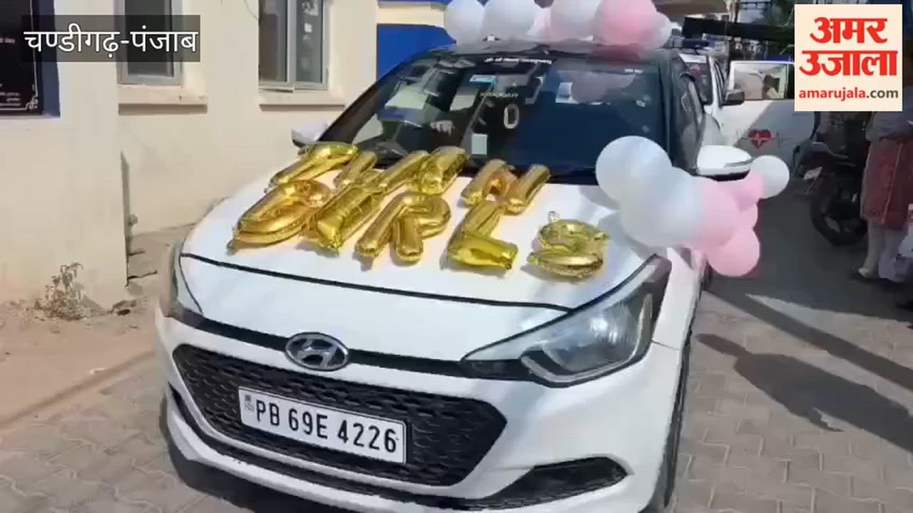 Twin daughters arrived after the first daughter.