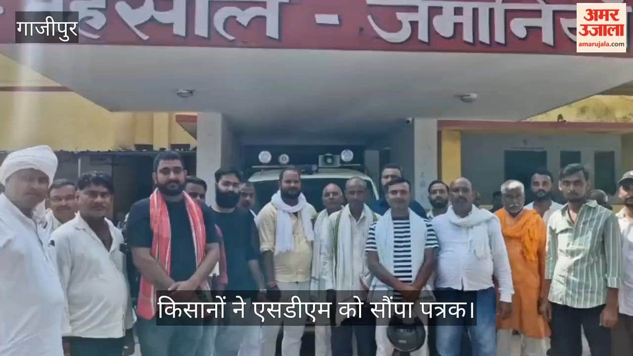 Farmers submitted memorandum to SDM in protest against reduction in compensation rates