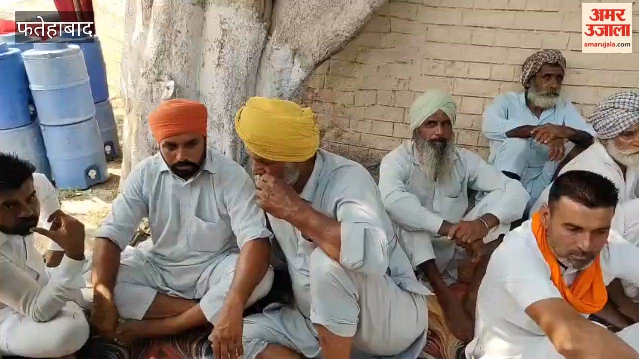Sit-in protest outside Sadar police station over the failure to arrest the accused in a Ratiya murder case; the victim had died following a dispute over land two and a half months ago.