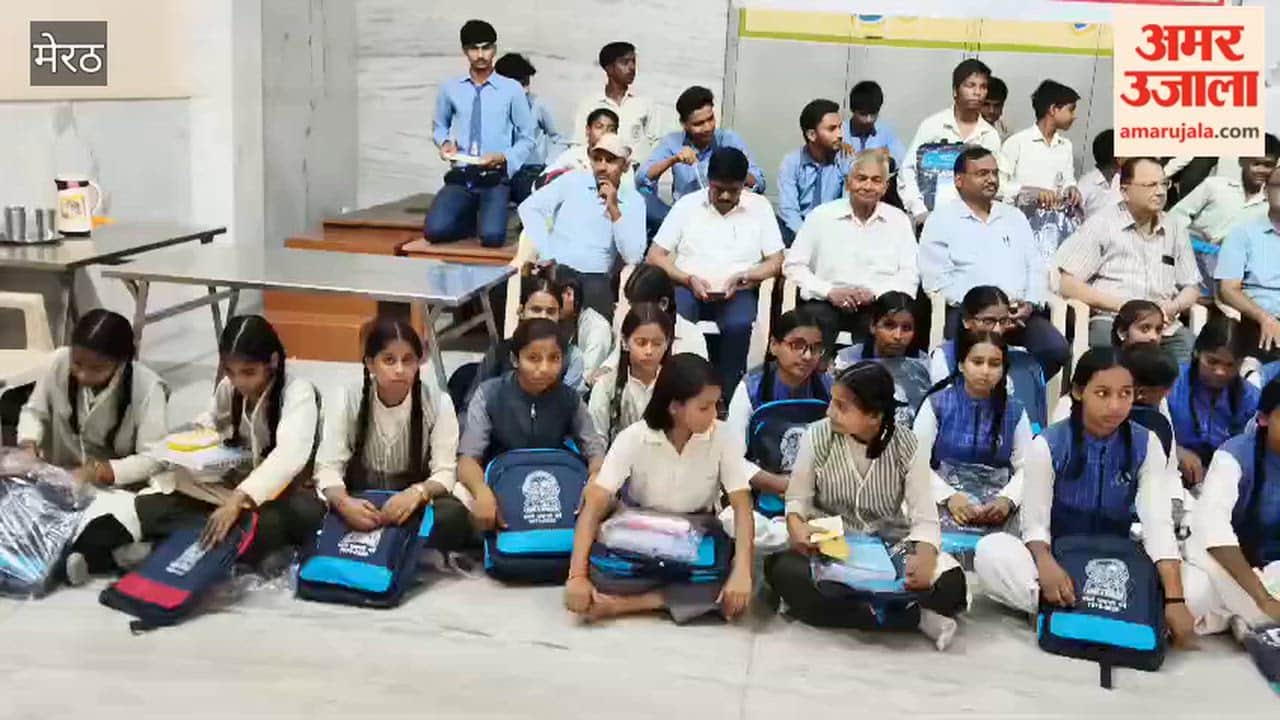 Hastinapur: Tarun Mitra Parishad Distributes Scholarships to 40 Students Along with School Bags and Educational Material
