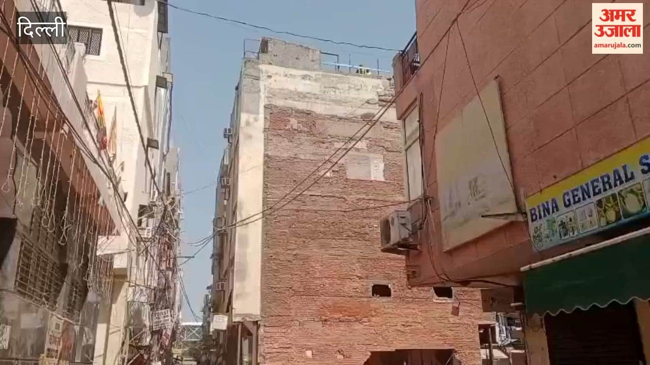 Demolition of dangerous building begins in Satya Niketan area