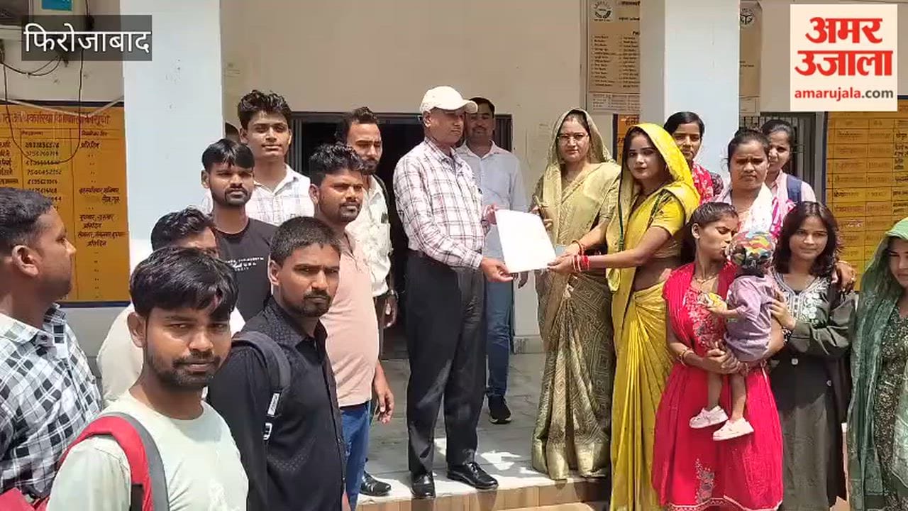 Panchayat assistants in Tundla submitted a memorandum to the BDO regarding their demands.
