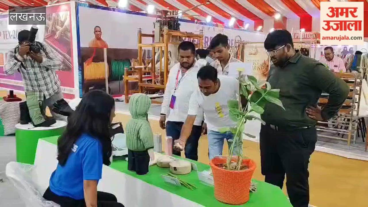 लखनऊ के इंदिरा गांधी प्रतिष्ठान में जारी यूपी टेक्स-2026 के दूसरे दिन प्रदर्शनी देखते पहुंचे लोग