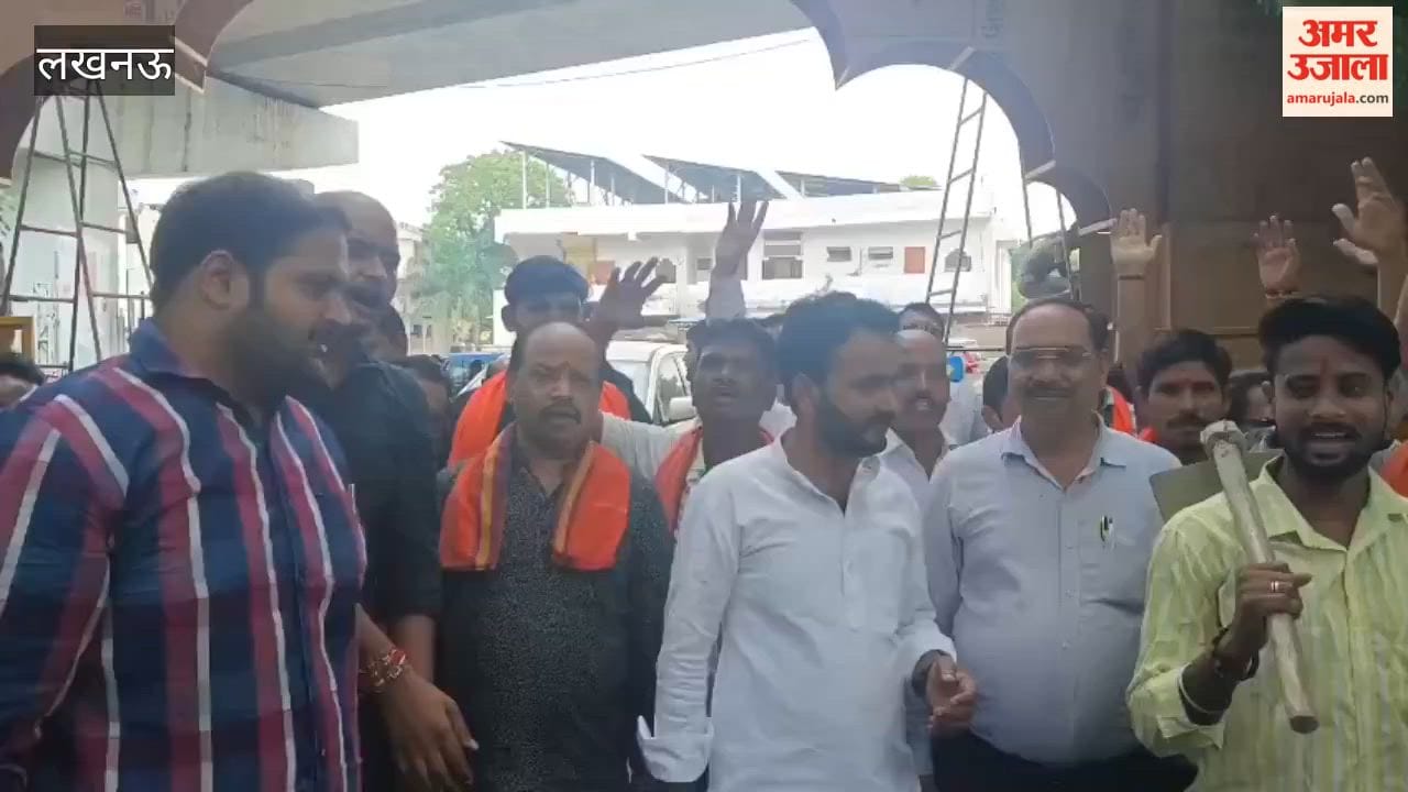 विहिप (अवध प्रांत) के कार्यकर्ताओं ने लखनऊ विवि के कुलपति को पत्र सौंपकर दो रखी अपनी मांगें
