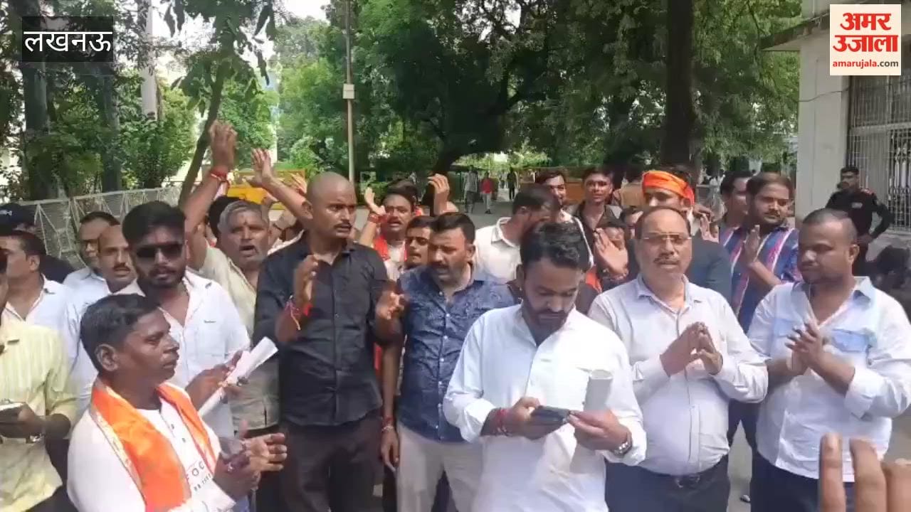 लखनऊ विवि के शिव मंदिर में गंदगी होने पर बजरंग दल कार्यकर्ताओं ने हनुमान चालीसा पढ़कर दर्ज कराया विरोध