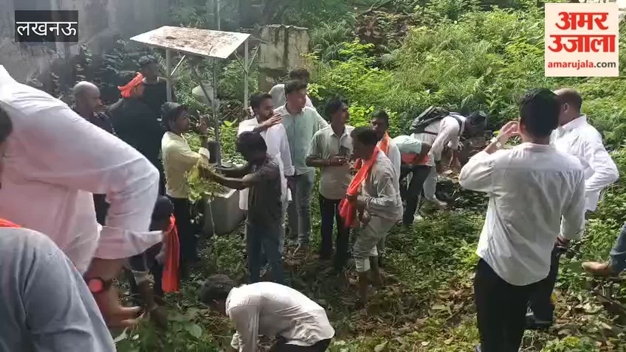 विहिप और बजरंग दल के कार्यकर्ताओं ने लखनऊ विवि के शिव मंदिर में की साफ सफाई