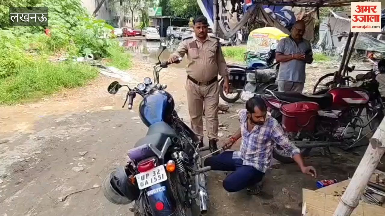 लखनऊ के पॉलिटेक्निक चौराहे पर यातायात पुलिस ने बुलेट में लगे मॉडिफाई साइलेंसर हटवाए