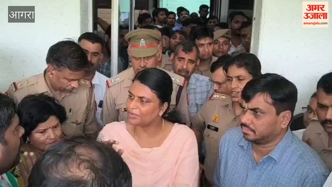 Congress gheraos ADA office, demands additional compensation for farmers.