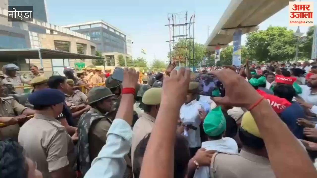 Scuffle between police and farmers organization at Greater Noida Authority gate