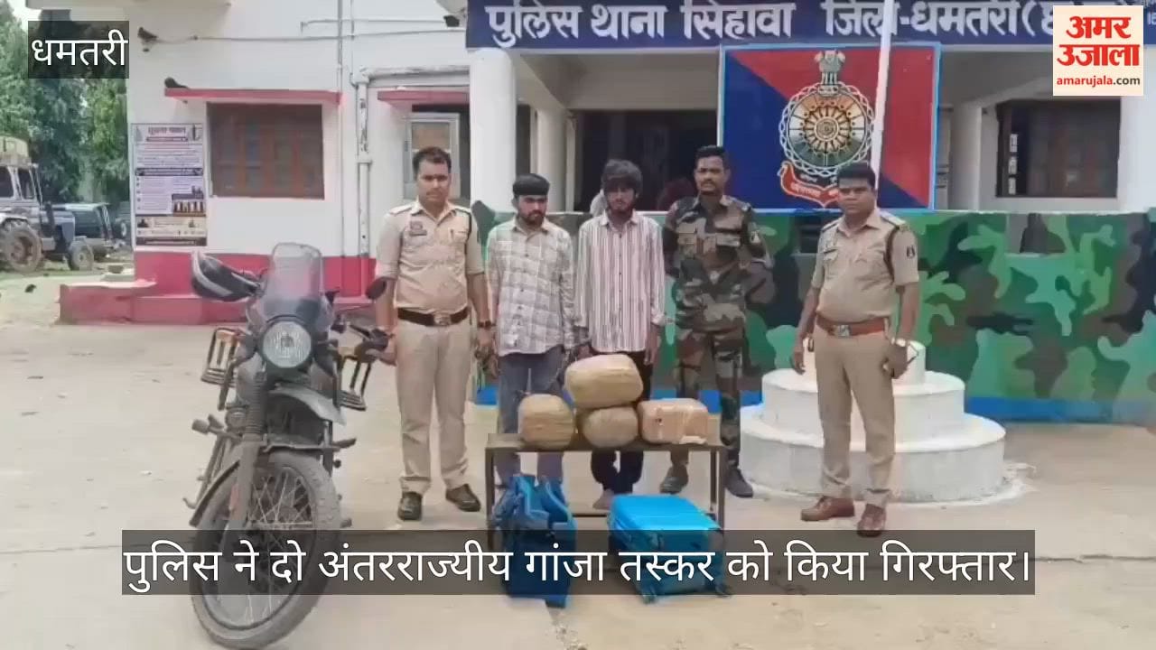Two interstate smugglers were caught by the police while transporting cannabis from Odisha to Delhi.
