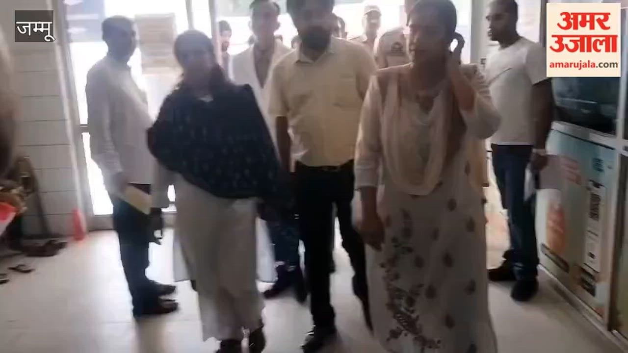Vijaypur: Samba Deputy Commissioner Ayushi Sudan visited the Government Accidental Hospital in Vijaypur. During the visit, she interacted with the hospital staff and patients.