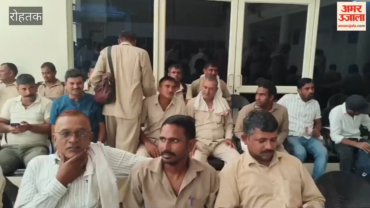 Rohtak roadways employees averted the siege of the transport office.