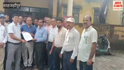 Teachers staged a protest and submitted a memorandum outside the DIOS office in Shahjahanpur