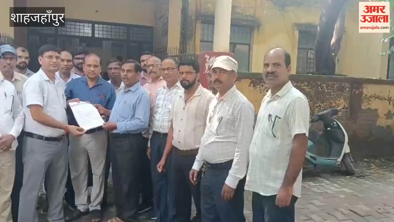 Teachers staged a protest and submitted a memorandum outside the DIOS office in Shahjahanpur