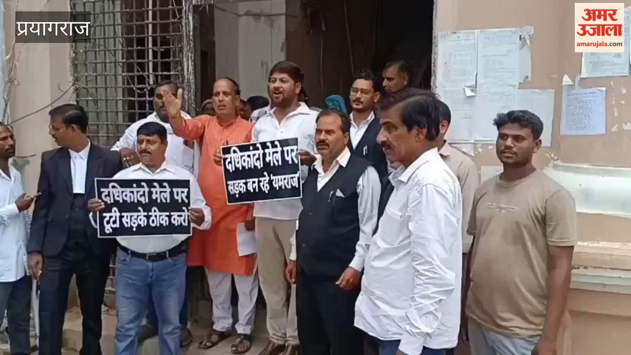 Congress members staged a protest at the Municipal Corporation office over the issue of filth and sanitation in the city.