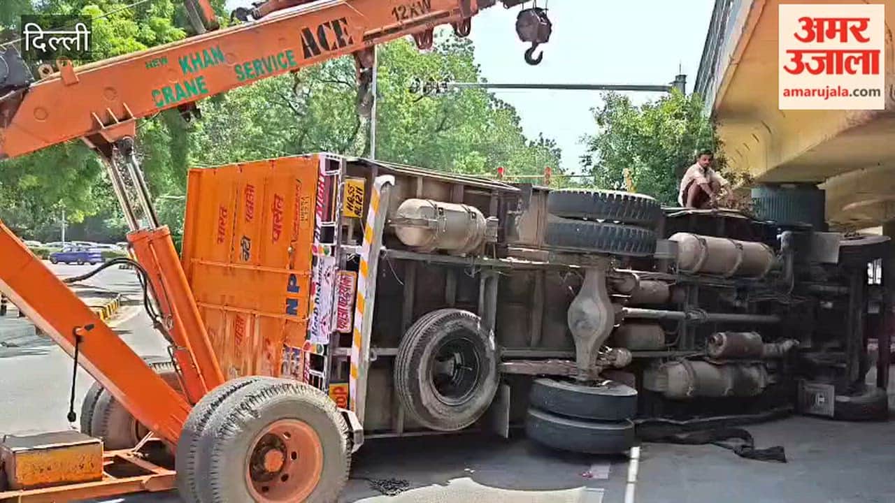 Truck overturns in middle of road in Delhi
