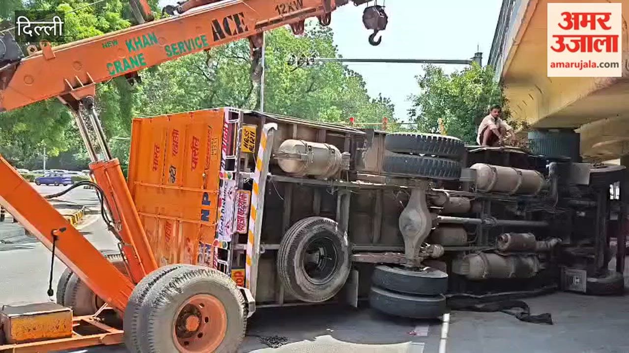 Truck overturns in middle of road in Delhi