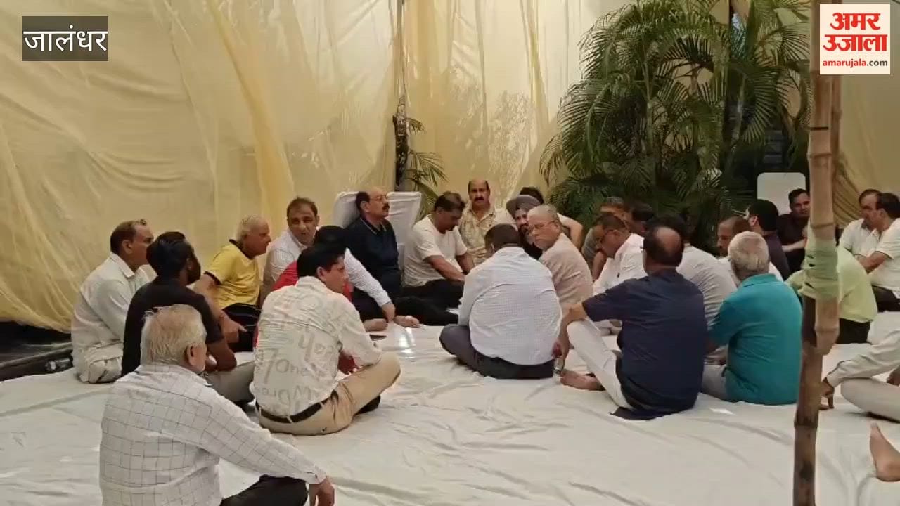 Leaders arrived in Jalandhar to express condolences on the passing of former minister Chunni Lal Bhagat.