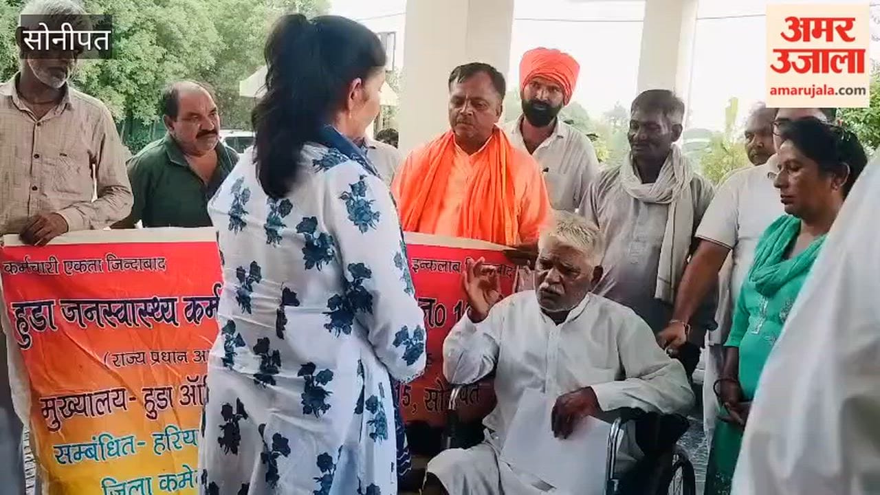 Sonipat: Sit-in protest demanding the arrest of the accused involved in the attack on Ramkishan Nagar, a retired Junior Engineer (JE) and State President of the HUDA Public Health Employees' Union.